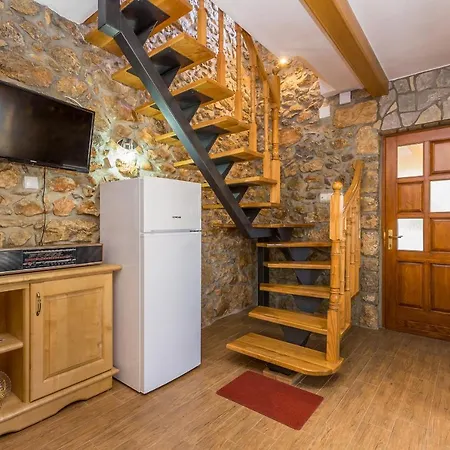 펜션 Holiday Home Vrh Vrh (Krk)