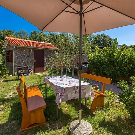 Holiday Home Vrh بيت للعطل *