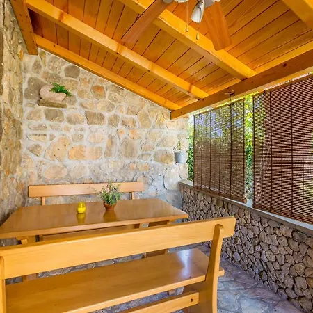 펜션 Holiday Home Vrh Vrh (Krk)