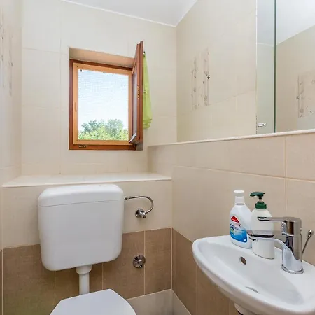 Holiday Home Vrh بيت للعطل