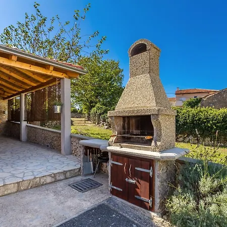 Holiday Home Vrh بيت للعطل