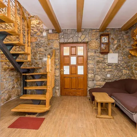 Holiday Home Vrh Vikendica